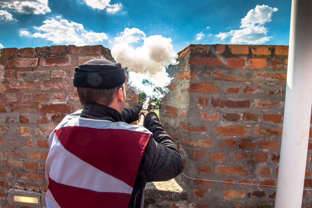 Díszlövések a várvédő hősök tiszteletére a Gyulai várban