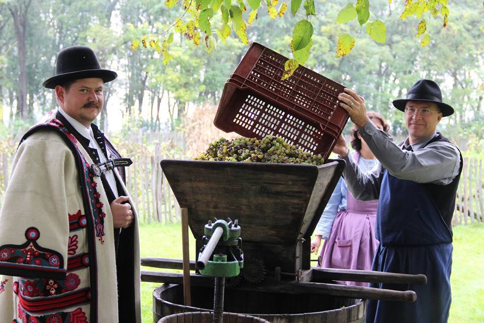 Borszűrő Szent Mihályt és a hagyományos mesterségeket ünneplik Ópusztaszeren