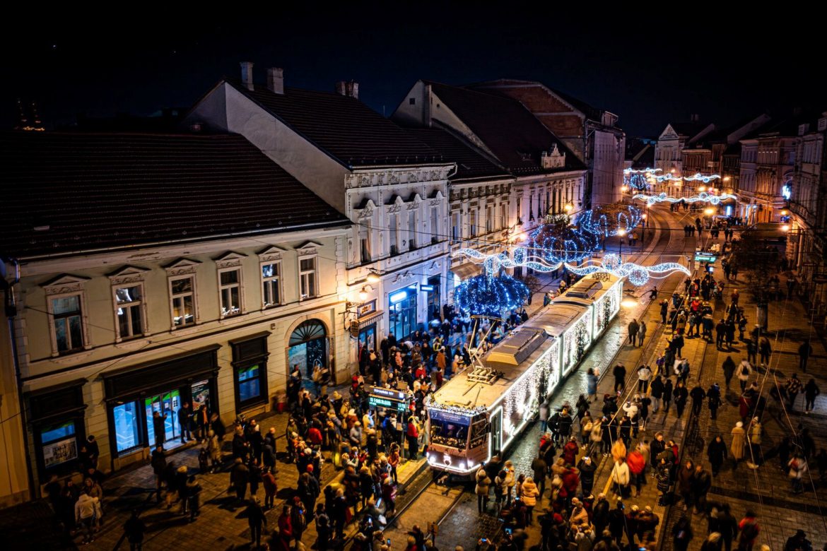 Európa-bajnok adventi villamossal vár a miskolci karácsonyi vásár